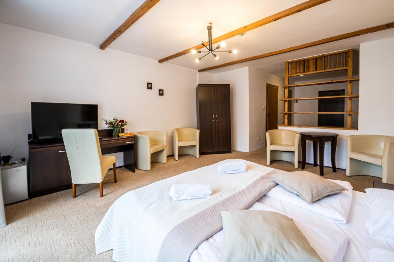 קרפאז' Hotel Ariston מראה חיצוני תמונה